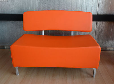 Sillon espera modelo estro 2 p tapizado color naranja. Mueble de exposicion.