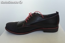 Skórzane buty typu oksfordki z czerwonymi akcentami Luciano 520