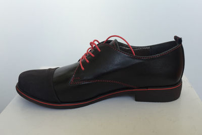 Skórzane buty typu oksfordki z czerwonymi akcentami Luciano 520