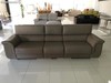 Sofa 3 asientos tapizado en piel espesorada color topo