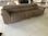 Sofa 3 asientos tapizado en piel espesorada color topo - Foto 4