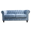 Sofa chester 2 plazas con tapizado velvet azul cielo