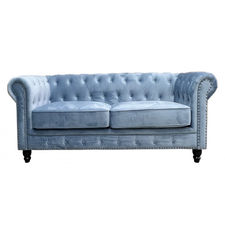 Sofa chester 2 plazas con tapizado velvet azul cielo