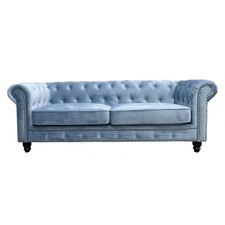Sofa chester 3 plazas con tapizado velvet azul cielo