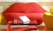 sofá rojo forma de labios
