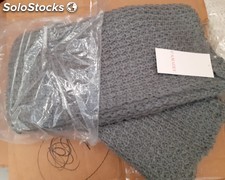 Stock d&#39;accessoires, écharpes et gants.