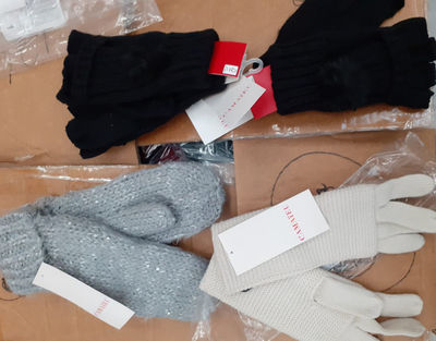 Stock d&amp;#39;accessoires, écharpes et gants. - Photo 4