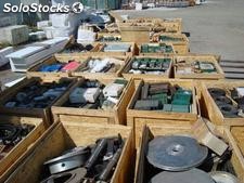 Stock de pièces de rechange, boulons, matériel électrique