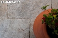 Suelo exterior en piedra natural rústico envejecido antideslizante
