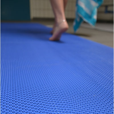 Suelo pasillero antideslizante azul claro para vestuarios - Foto 2
