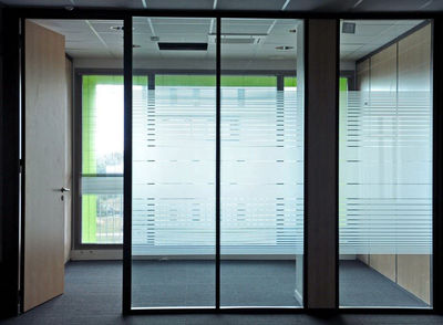 Tabiques amovibles de cristal y aluminio para separación de oficinas.