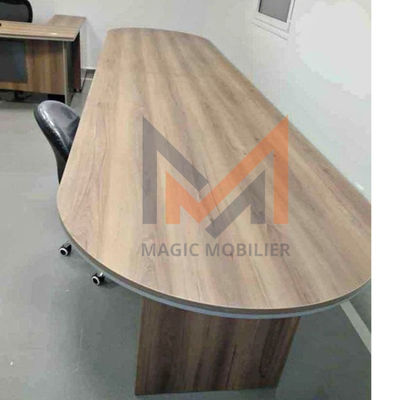طاولة اجتماعات خشبية / table de réunion en bois