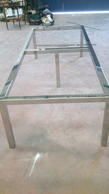 Table en acier inoxydable avec un design moderne