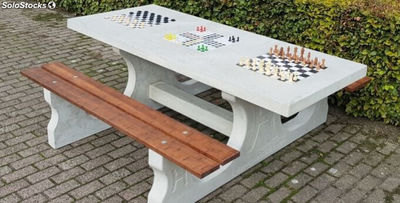 Table multi-jeux en béton naturel et banc en bambou