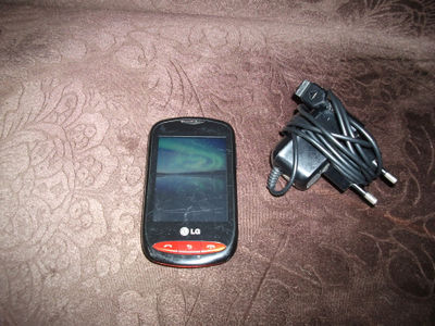 Telefon LG- T310 plus ładowarka