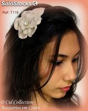 Tiara flor em couro, miolo com strass em aro em metal