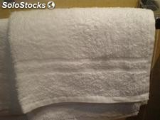 toallas blancas baño hosteleria