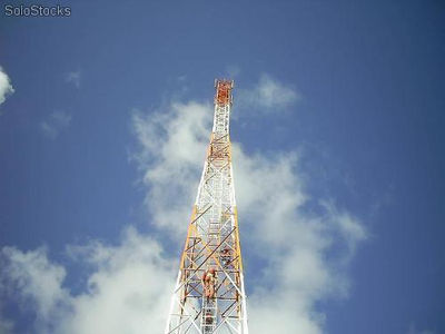 Torre autoportante para telecomunicações, rádio e internet.