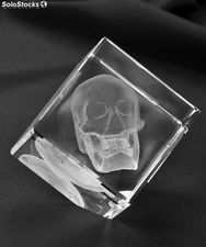 Trójwymiarowa czaszka wygrawerowana w krysztale