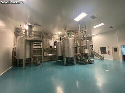 Usine complète de machines industrielles alimentaires et pharmaceutiques.