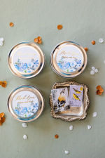Velas de Cera de Soja Personalizadas con Texto Dorado y Flores Azules - Modelo