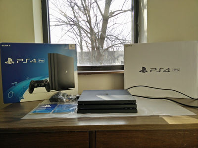 Vendas de desconto PS4 Pro 1TB console com 2 controladores e 6 jogos