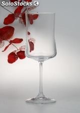 verres et des vases de cristal
