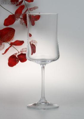 verres et des vases de cristal