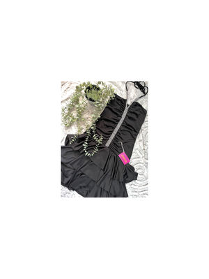 Vestido ceñido negro con original espalda abierta asimetrica.El vestido ideal p