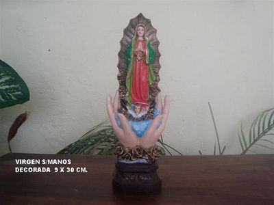 Virgen sobre manos decorada 30 cm.