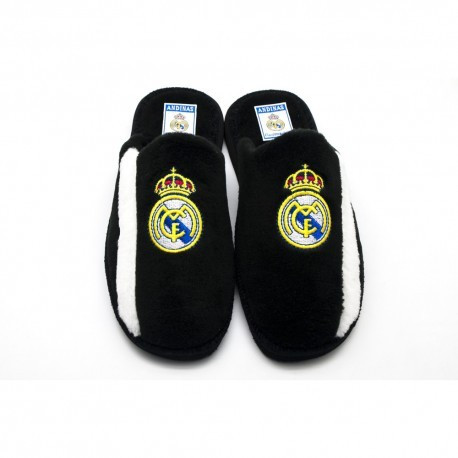 Zapatillas Real Madrid de por casa.