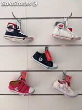 Zapatos de lona para niños en stock
