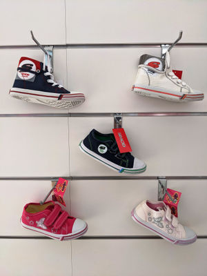 Zapatos de lona para niños en stock